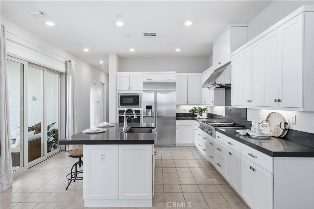 182 Scale Irvine, CA 92618 - Photo 14 of 61 Chef's kitchen meets Sunday brunch energy.