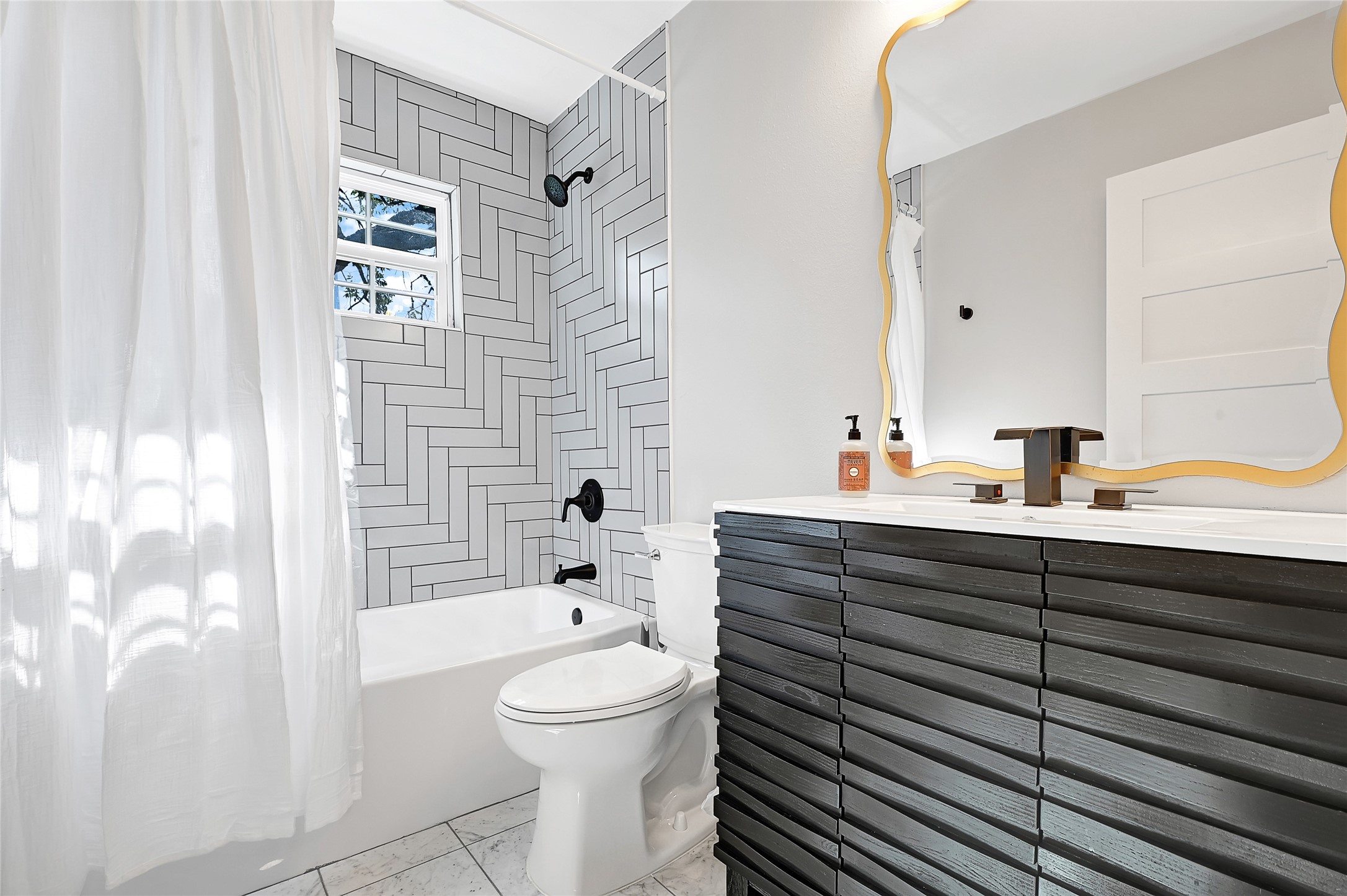 3343 Tampa Street Houston, TX 77021 - Photo 33 of 41 a bathroom with a sink a toilet and shower