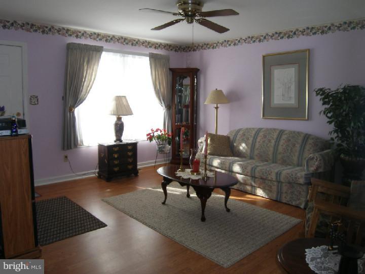 219 Franklin Road Glassboro, NJ 08028 - Photo 3 of 17 Living Room