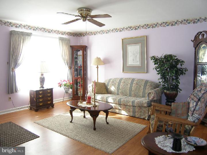 219 Franklin Road Glassboro, NJ 08028 - Photo 4 of 17 Living Room
