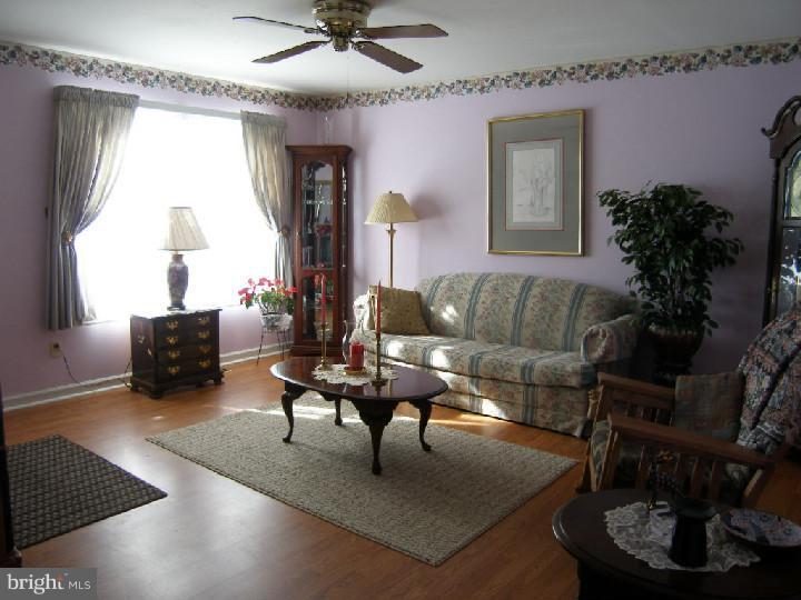 219 Franklin Road Glassboro, NJ 08028 - Photo 5 of 17 Living Room