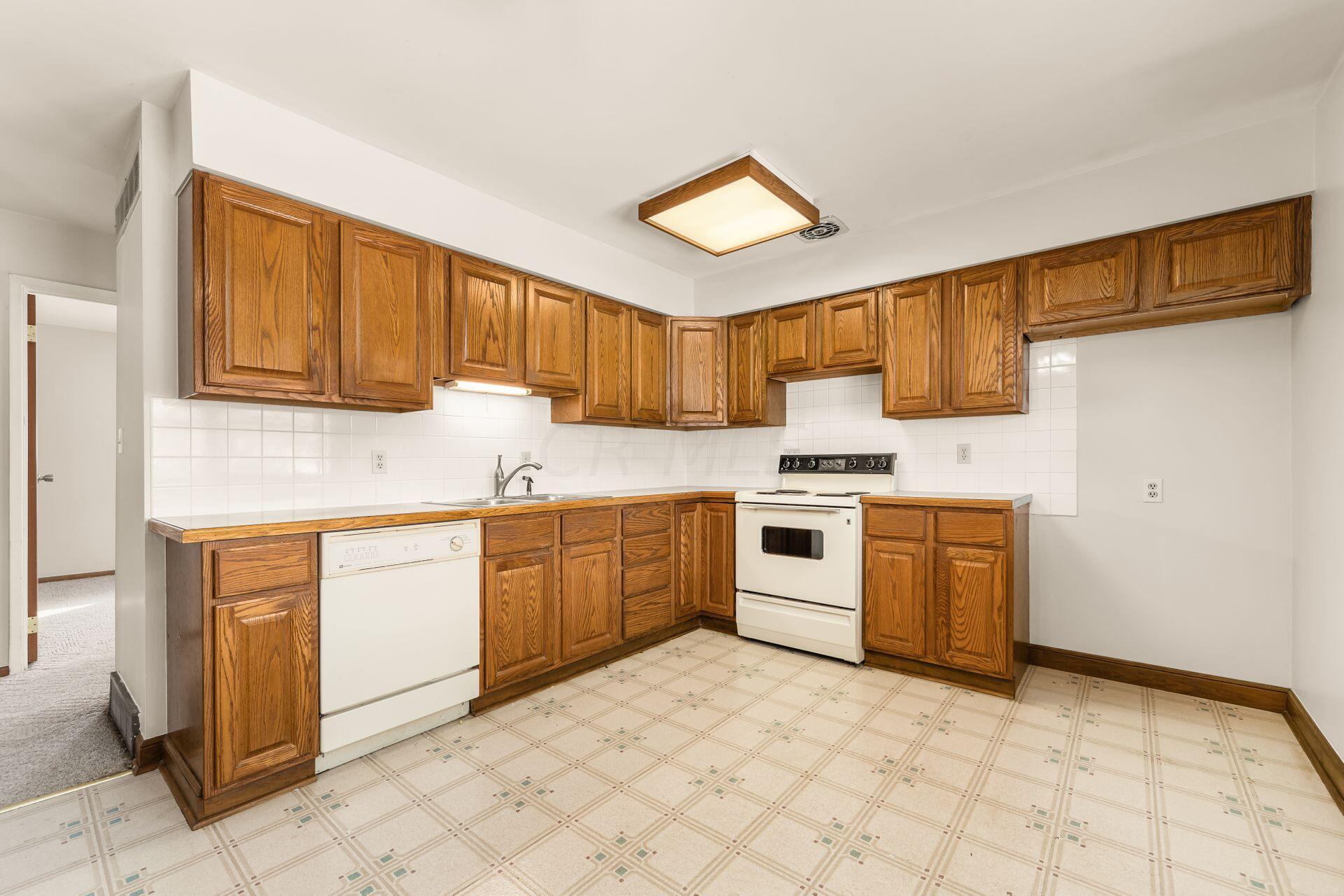 6520 Faircrest Road Columbus, OH 43229 - Photo 11 of 34 022_0d8_6520 Faircrest Rd-036