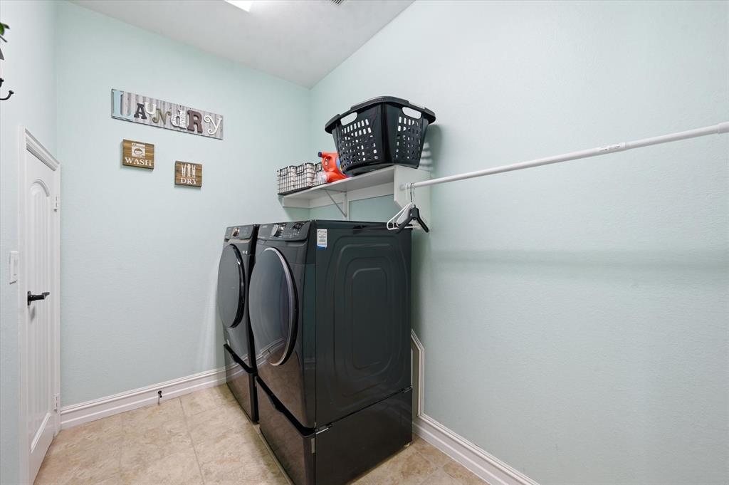 824 Pinnacle Ridge Road Fort Worth, TX 76052 - Photo 24 of 40 a view of walk in closet
