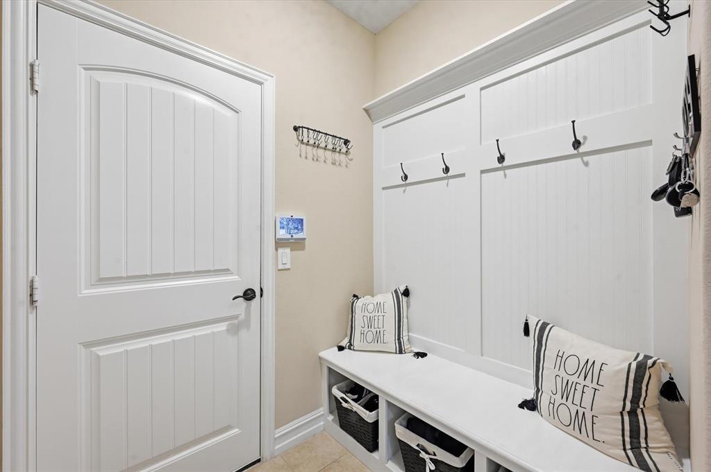 824 Pinnacle Ridge Road Fort Worth, TX 76052 - Photo 25 of 40 a view of a room with shelves