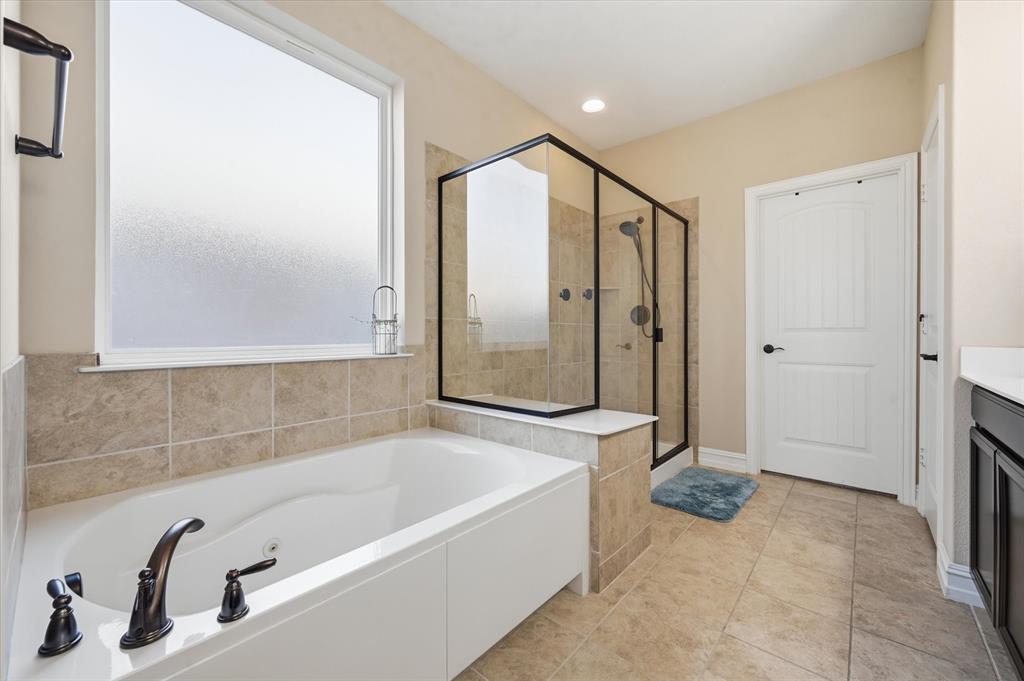 824 Pinnacle Ridge Road Fort Worth, TX 76052 - Photo 31 of 40 a bathroom with a tub a sink and a shower