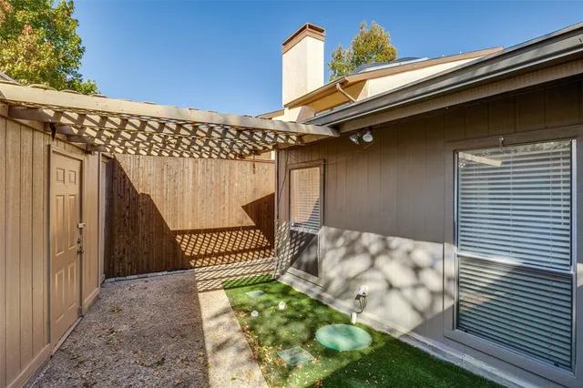 a view of entryway with a yard