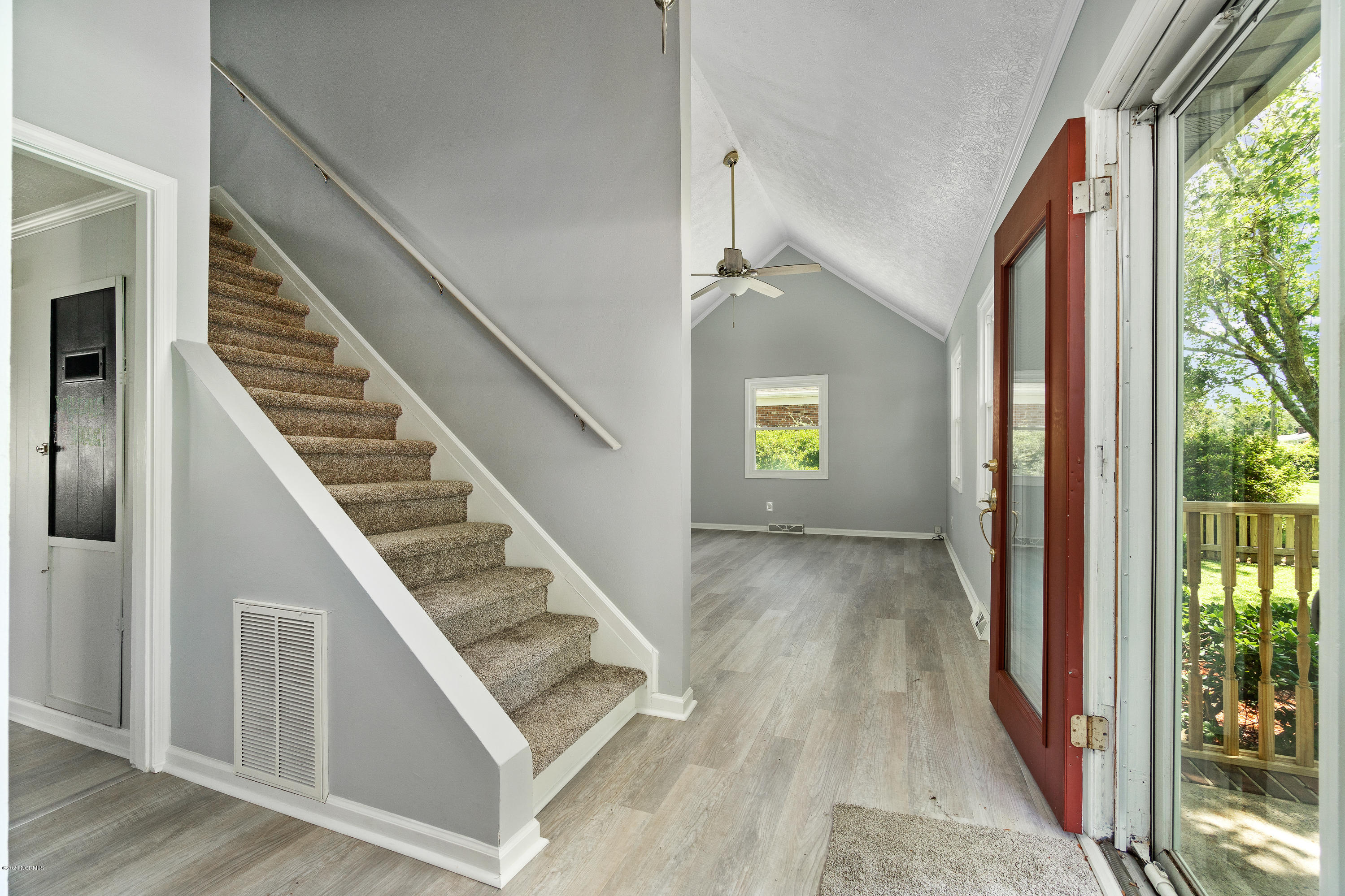 704 Friendly Road Morehead City, NC 28557 - Photo 11 of 37 Entrance/Foyer View