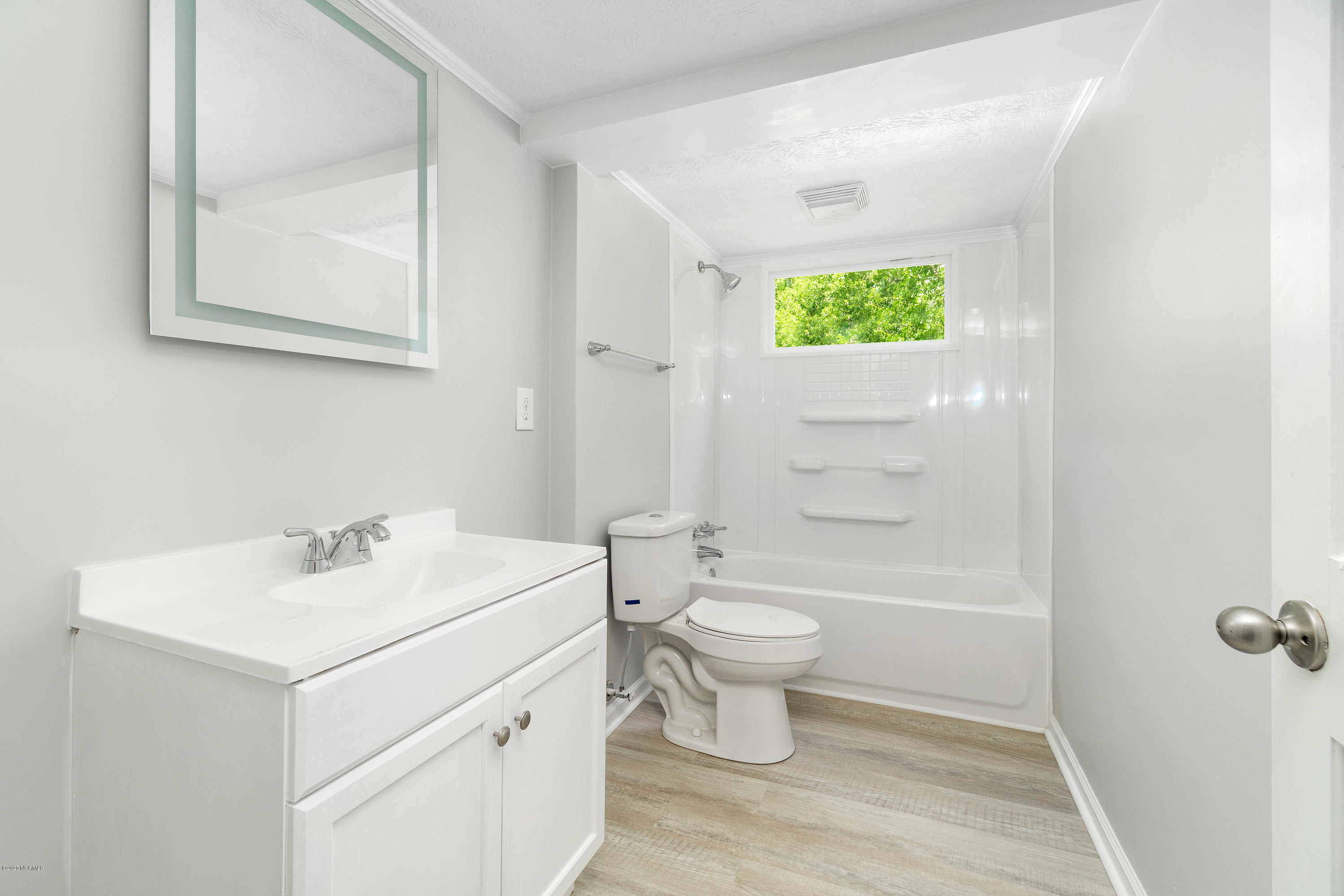 704 Friendly Road Morehead City, NC 28557 - Photo 23 of 37 Principal Bathroom