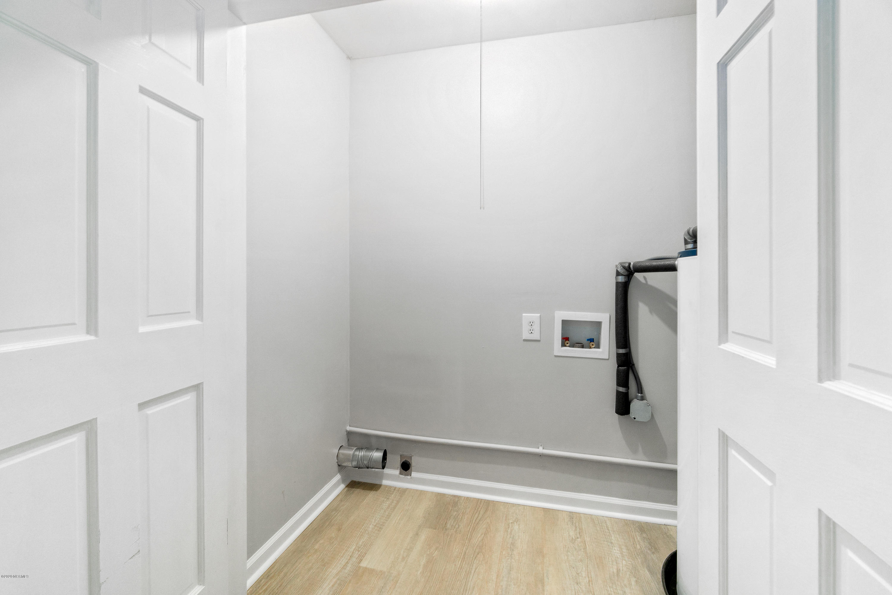 704 Friendly Road Morehead City, NC 28557 - Photo 28 of 37 Laundry Area