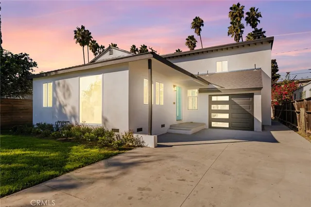 a view of a house with backyard and garden