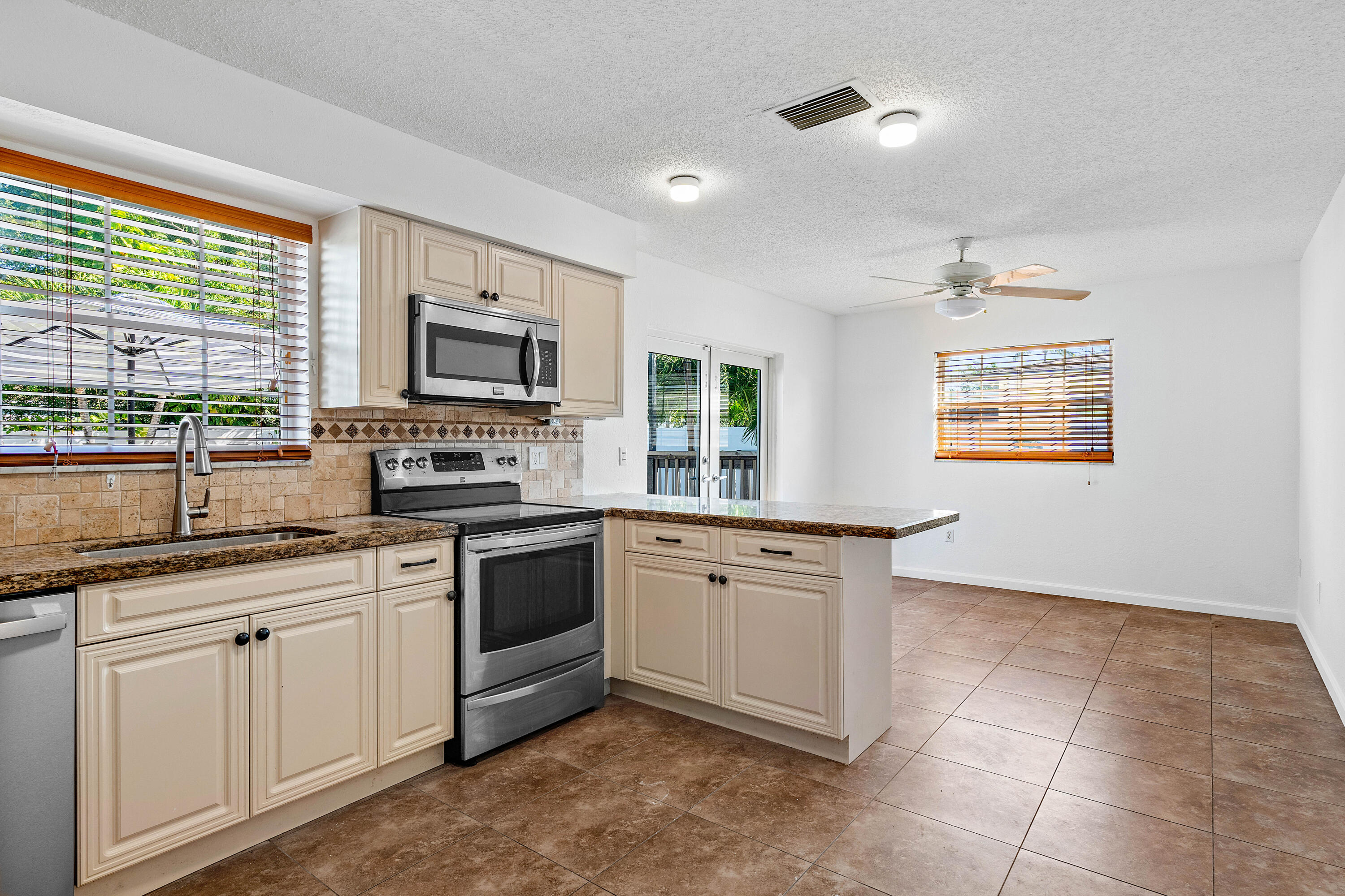 10865 Jennifer Lane Boca Raton, FL 33428 - Photo 8 of 37 009-10865JenniferLane-BocaRaton-FL-33428