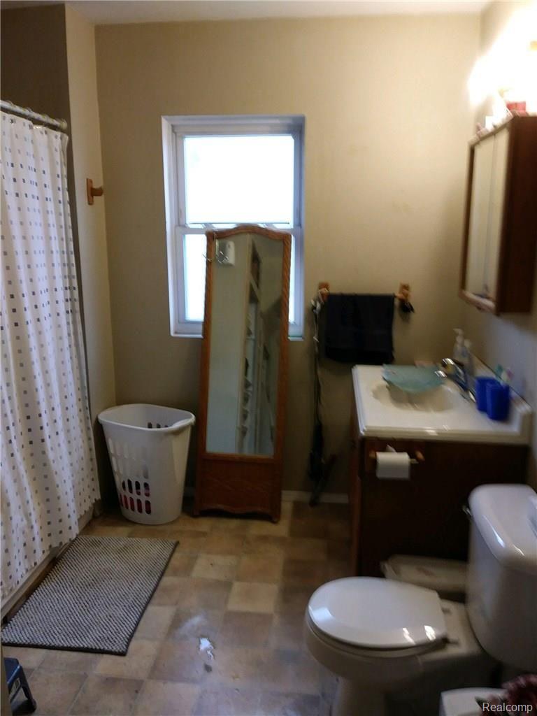 7560 Stephens Road Center Line, MI 48015 - Photo 9 of 10 0125181442.jpg
