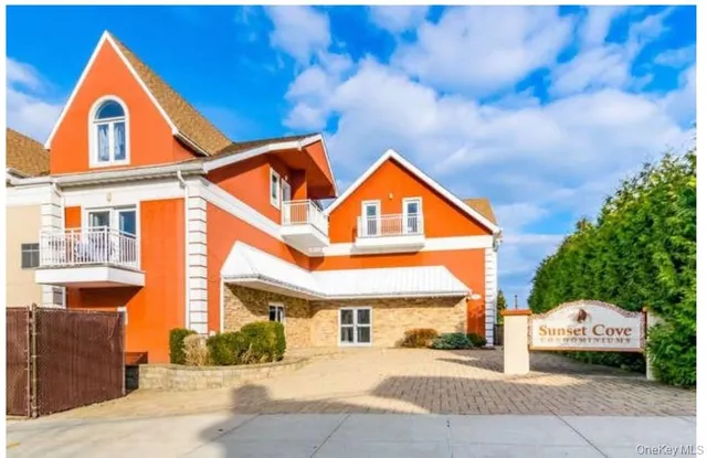 $568,888 | 1490 Outlook Avenue, Unit 1A | Spencer Estates