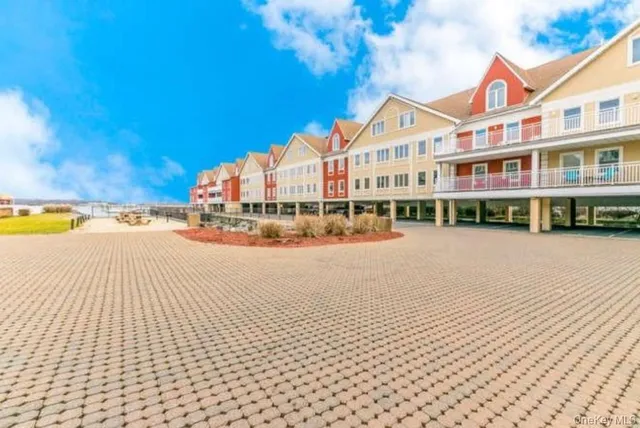 $568,888 | 1490 Outlook Avenue, Unit 1A | Spencer Estates