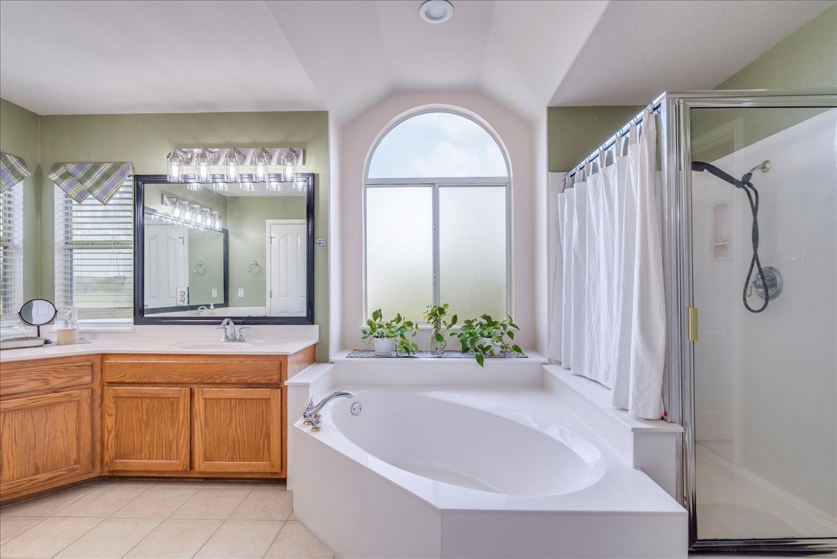 1077 Fairway Kyle, TX 78640 - Photo 26 of 40 a large bathroom with a tub a sink and mirror