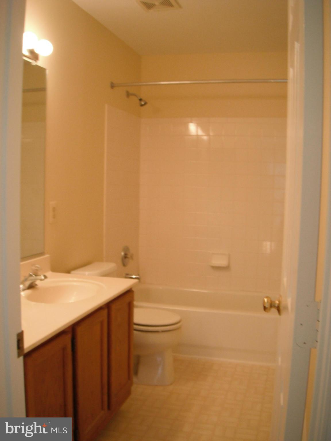 8012 Folkstone Road Manassas, VA 20111 - Photo 15 of 22 Bath
