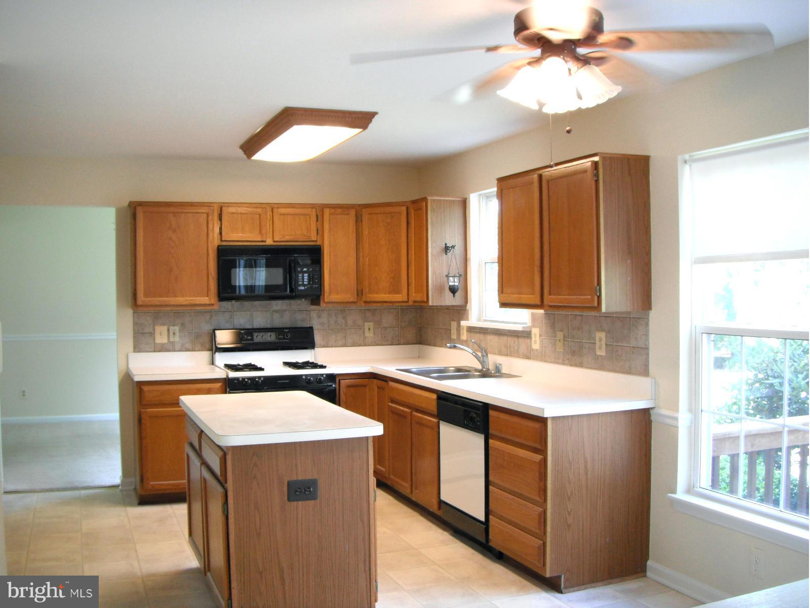 8012 Folkstone Road Manassas, VA 20111 - Photo 4 of 22 Kitchen