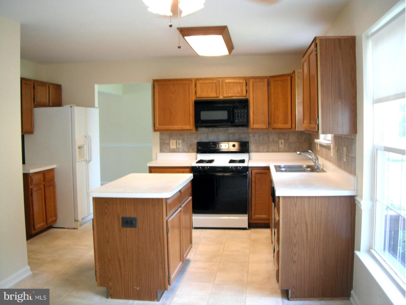8012 Folkstone Road Manassas, VA 20111 - Photo 5 of 22 Kitchen