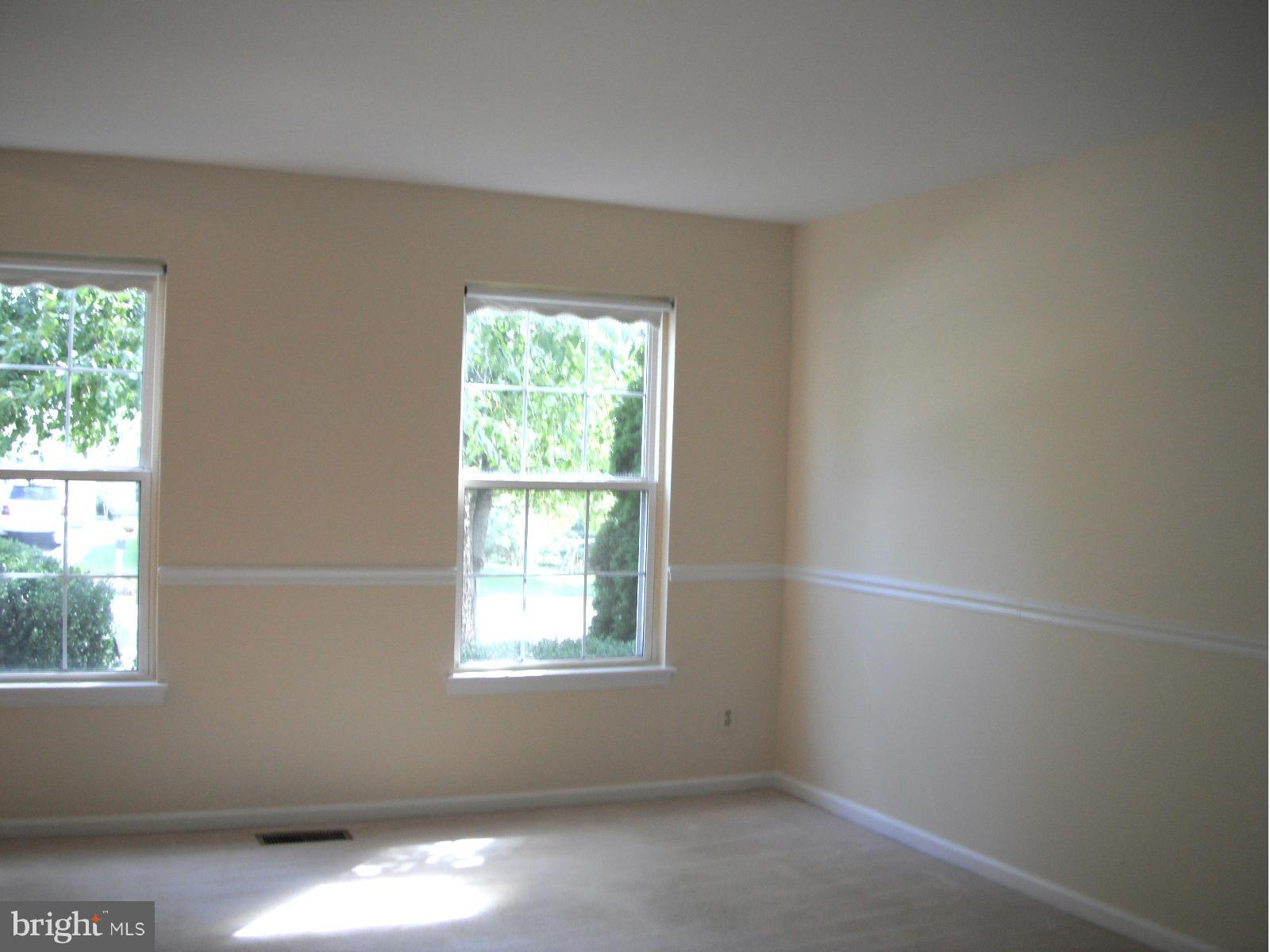 8012 Folkstone Road Manassas, VA 20111 - Photo 6 of 22 Living Room