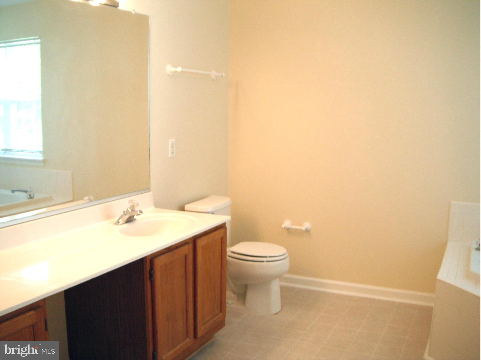 8012 Folkstone Road Manassas, VA 20111 - Photo 10 of 22 Bath (Master)