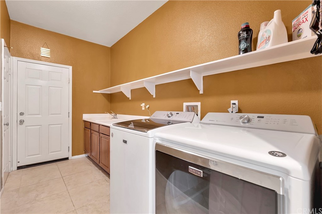 3426 Amethyst Street Corona, CA 92882 - Photo 59 of 72 a utility room with dryer and washer