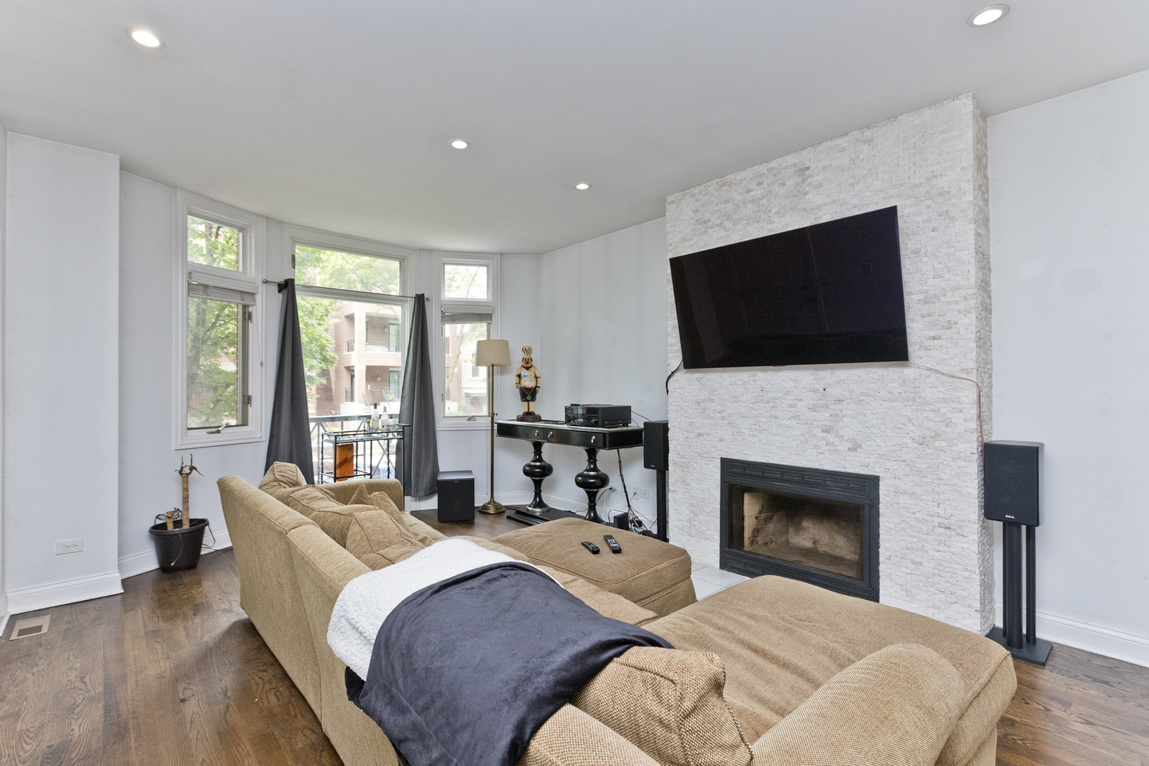 Undisclosed Address Chicago, IL 60614 - Photo 4 of 21 a living room with furniture a fireplace and a flat screen tv
