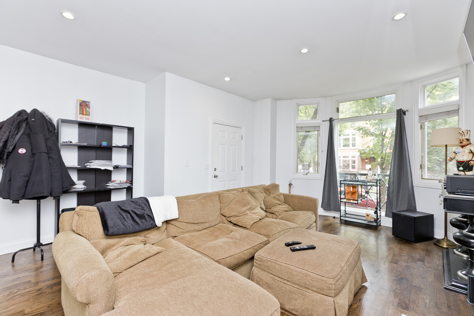 Undisclosed Address Chicago, IL 60614 - Photo 5 of 21 a living room with furniture and a flat screen tv