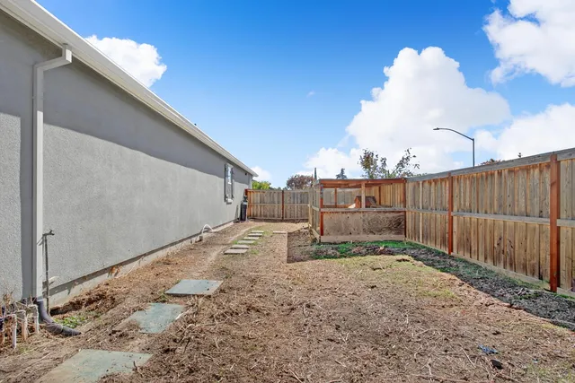 a view of a backyard