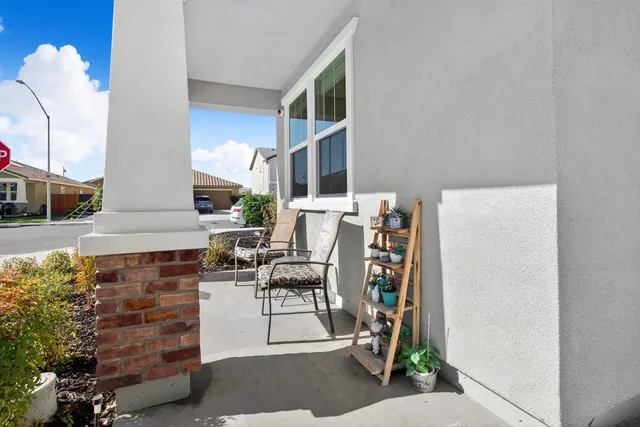 a view of entryway and patio