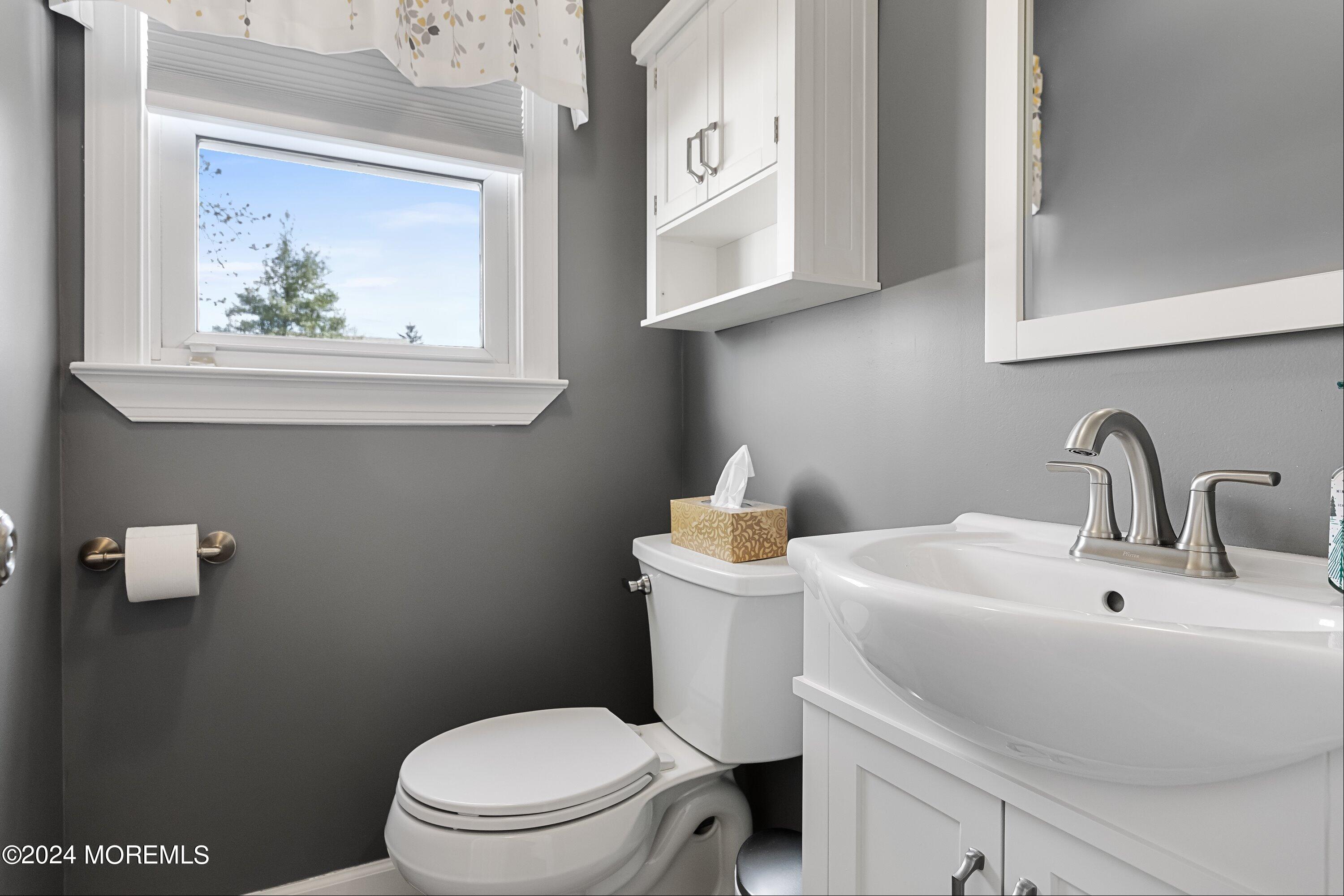 325 Ithaca Avenue Delran, NJ 08075 - Photo 10 of 19 a bathroom with a toilet sink and mirror