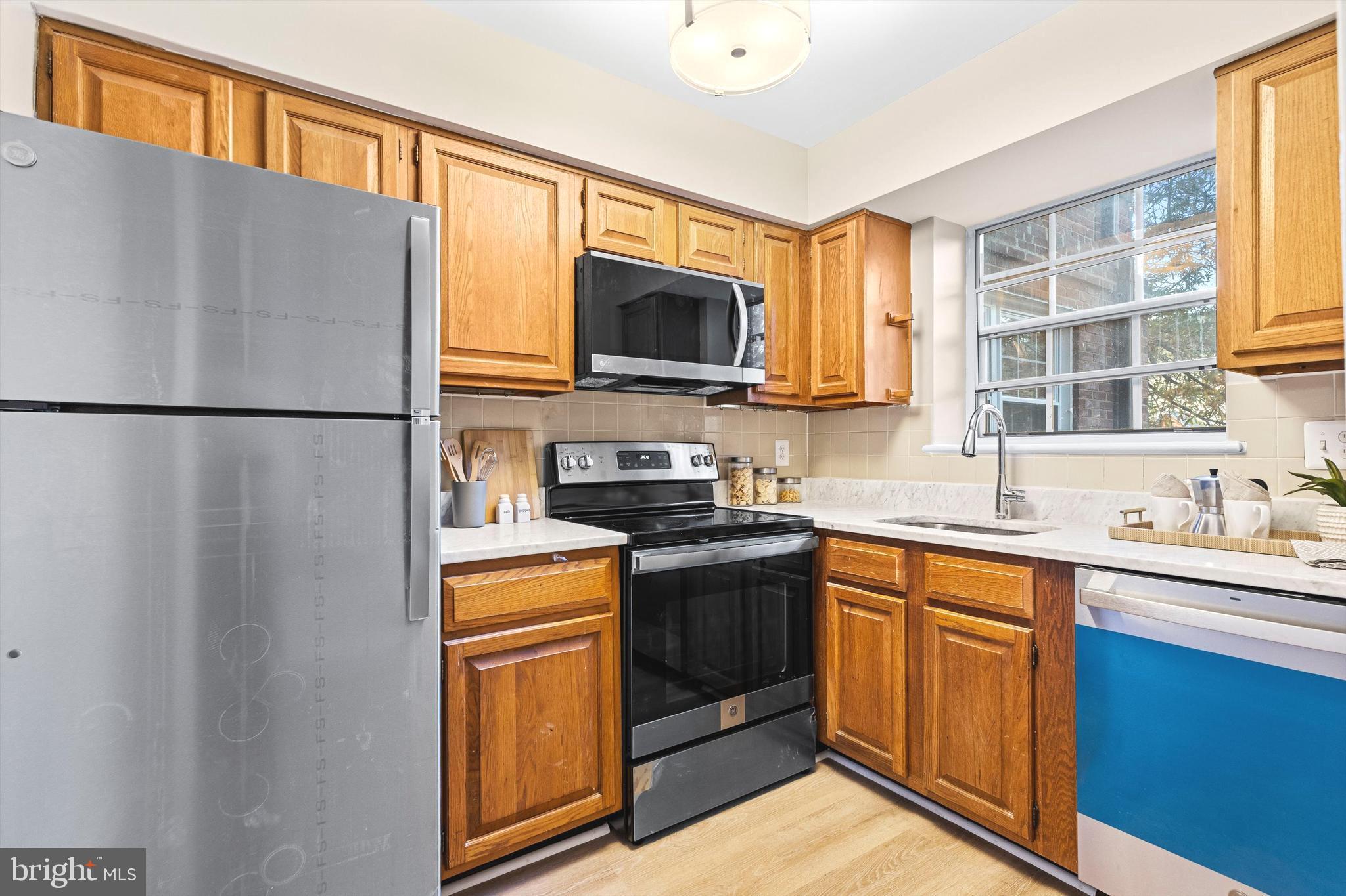 2107 North Scott Street, Unit 67 Arlington, VA 22209 - Photo 8 of 15 Kitchen with new appliances and quartz counters