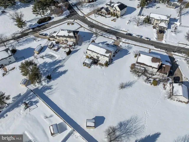 a view of a house with backyard and garden