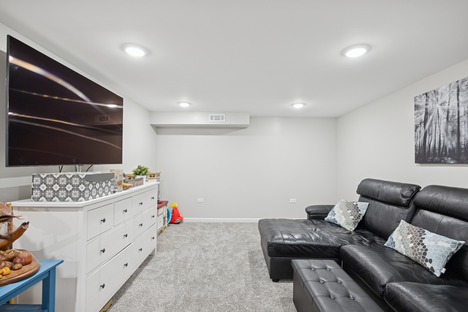 2618 Smith Street Rolling Meadows, IL 60008 - Photo 20 of 27 a living room with furniture