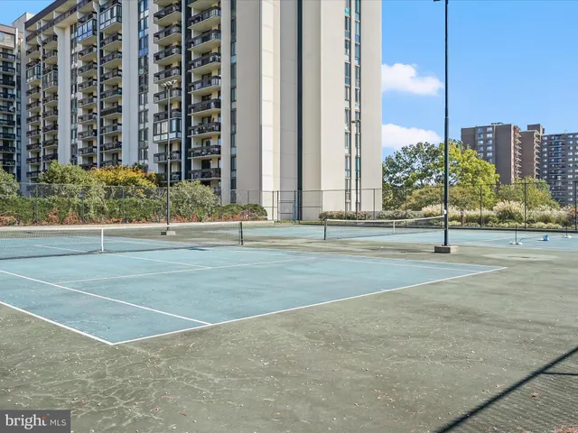 $325,000 | 5300 Holmes Run Parkway, Unit 402, Alexandria, VA 22304