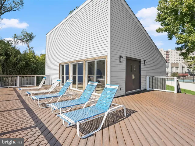 $325,000 | 5300 Holmes Run Parkway, Unit 402, Alexandria, VA 22304