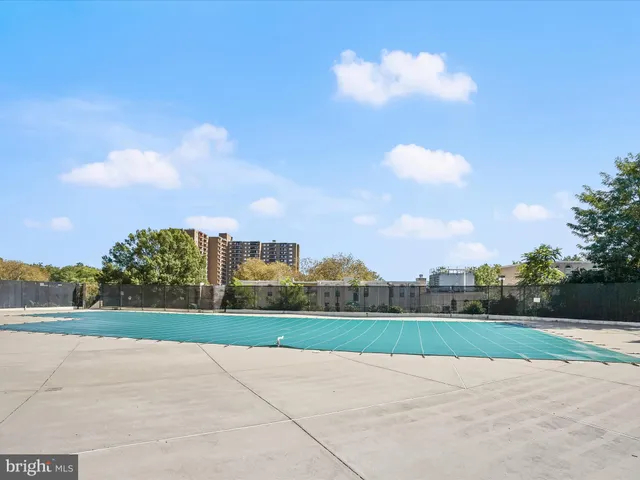 $325,000 | 5300 Holmes Run Parkway, Unit 402, Alexandria, VA 22304