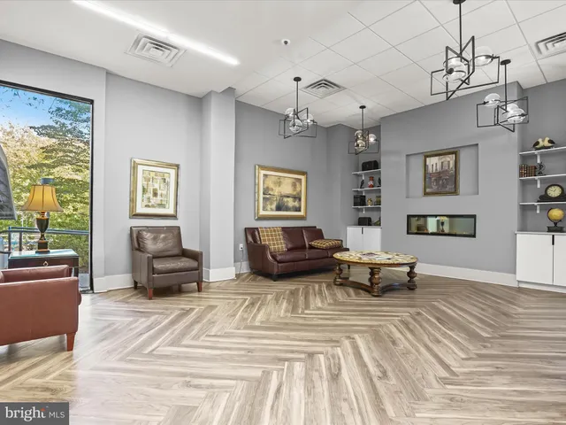 $325,000 | 5300 Holmes Run Parkway, Unit 402, Alexandria, VA 22304