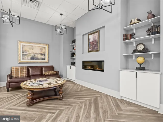 $325,000 | 5300 Holmes Run Parkway, Unit 402, Alexandria, VA 22304