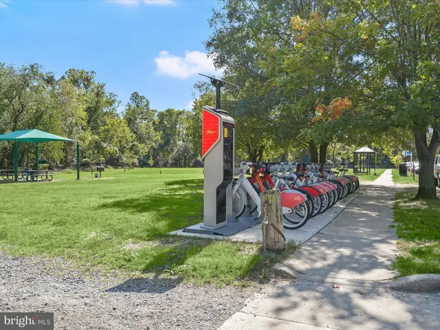 $325,000 | 5300 Holmes Run Parkway, Unit 402, Alexandria, VA 22304