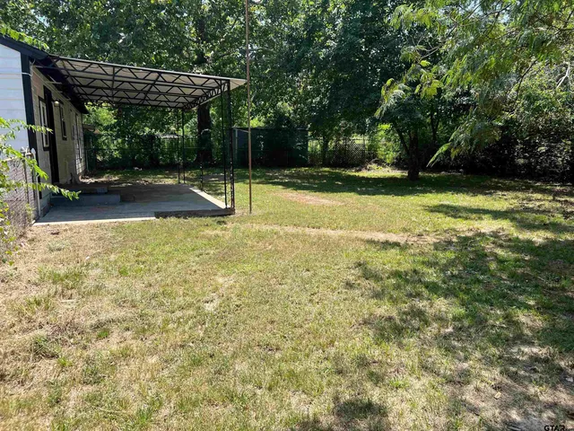 a view of a backyard