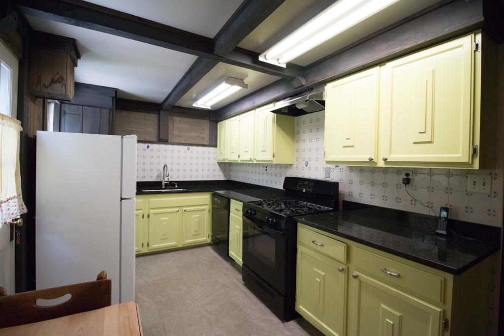 33 Walnut Street Reading, MA 01867 - Photo 5 of 9