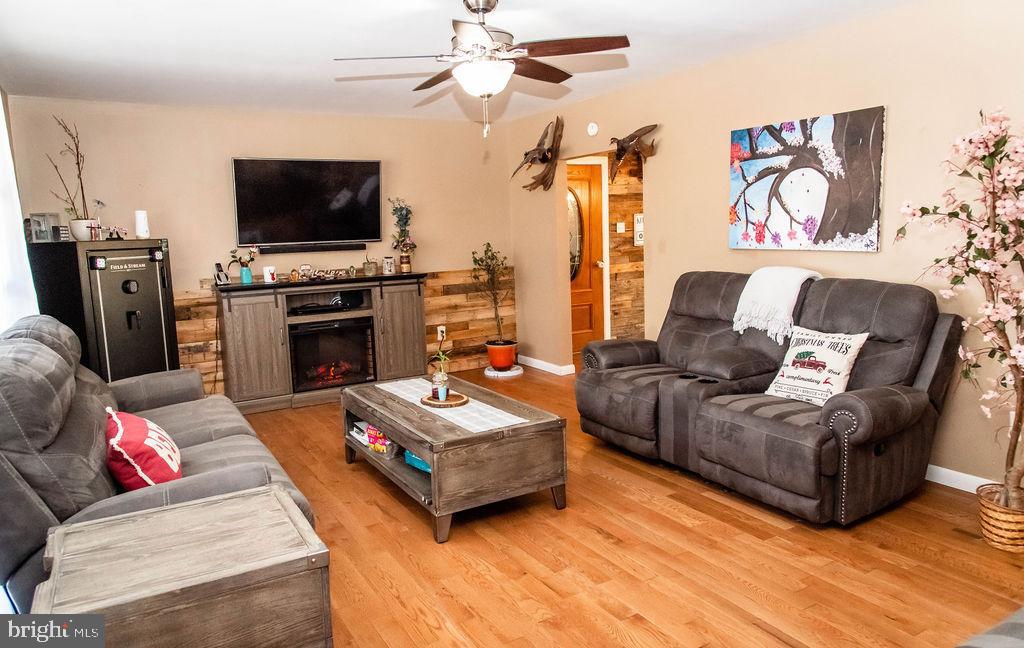 1406 New Brooklyn Road Williamstown, NJ 08094 - Photo 3 of 27 Living Room