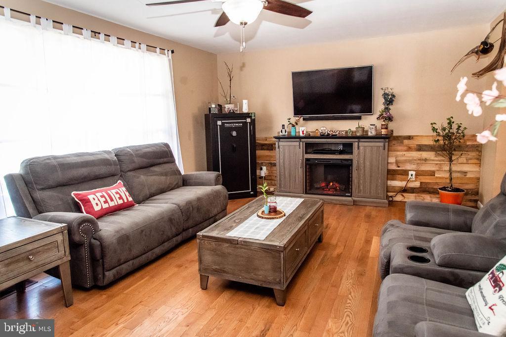 1406 New Brooklyn Road Williamstown, NJ 08094 - Photo 5 of 27 Living Room