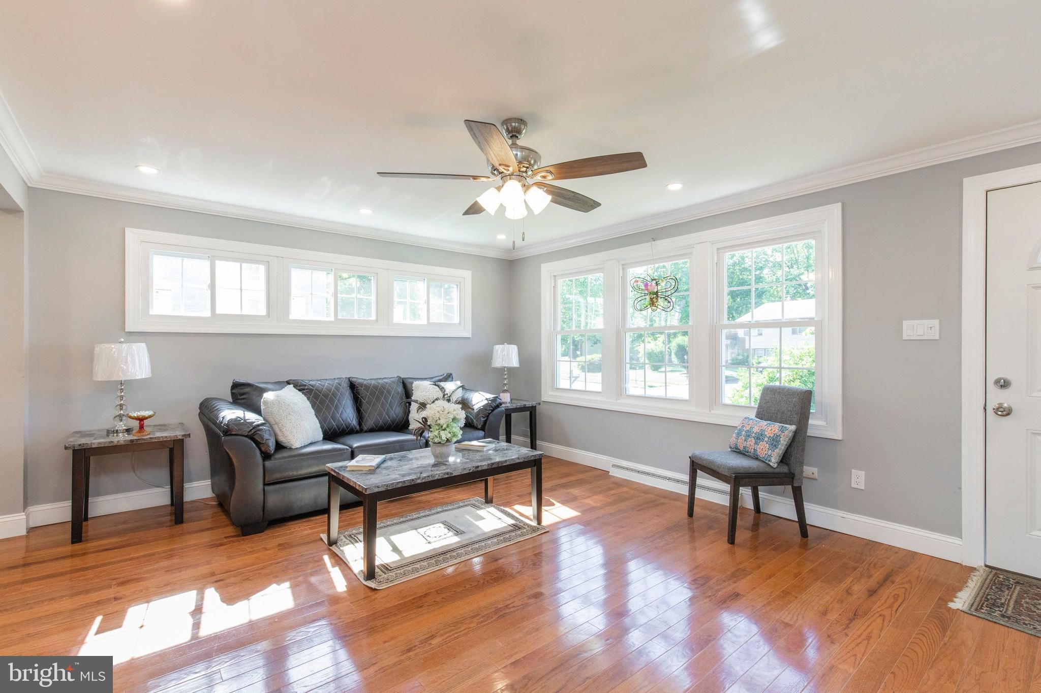 60 Willers Road Aston, PA 19014 - Photo 3 of 35 Living Room
