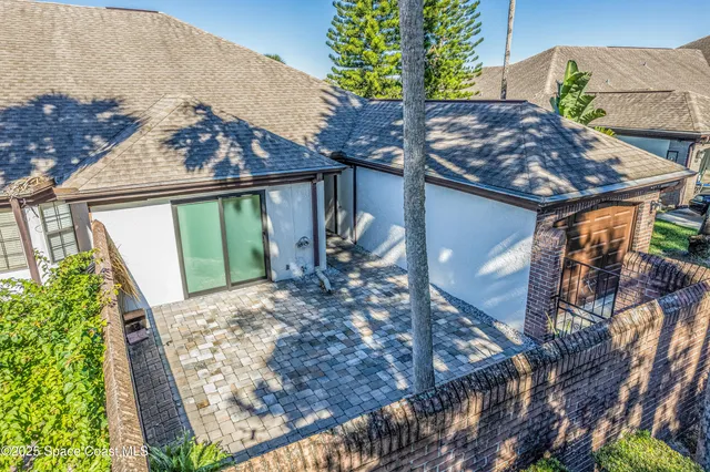 a view of a backyard