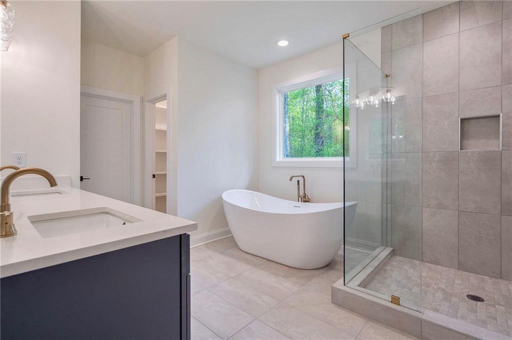 1709 Eastside Parc Street Atlanta, GA 30316 - Photo 28 of 38 a bathroom with a bathtub and a sink