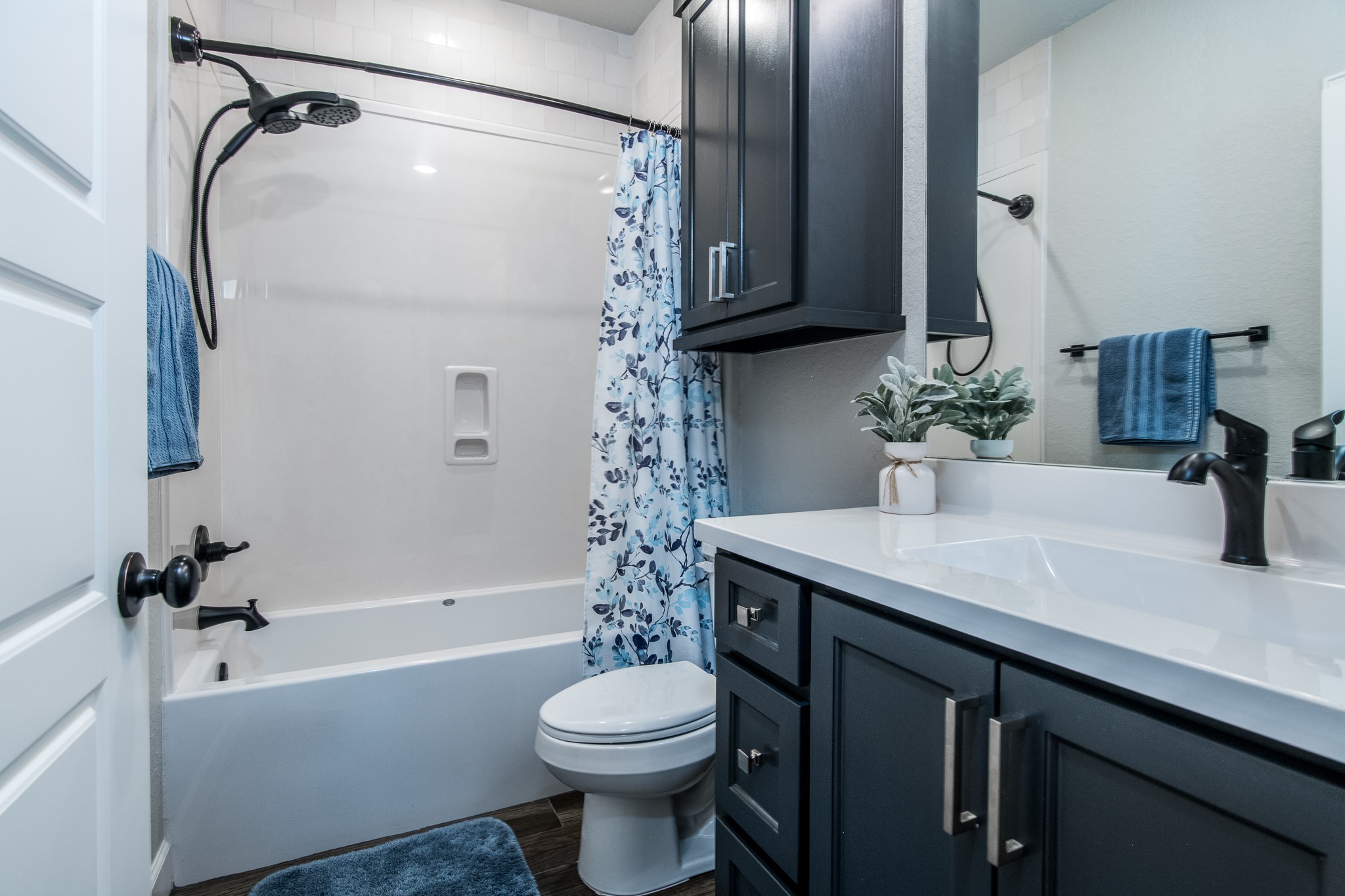 1 Greystone Court Angleton, TX 77515 - Photo 14 of 28 Secondary bathroom