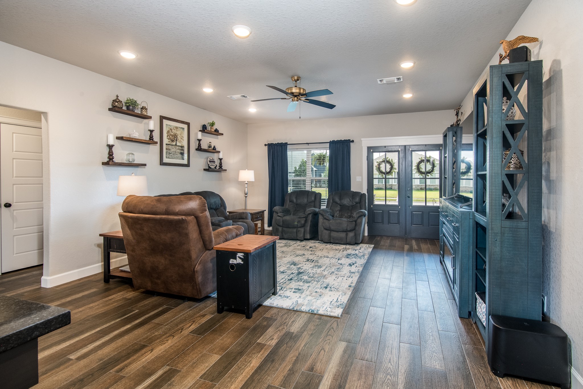 1 Greystone Court Angleton, TX 77515 - Photo 6 of 28 Living room area
