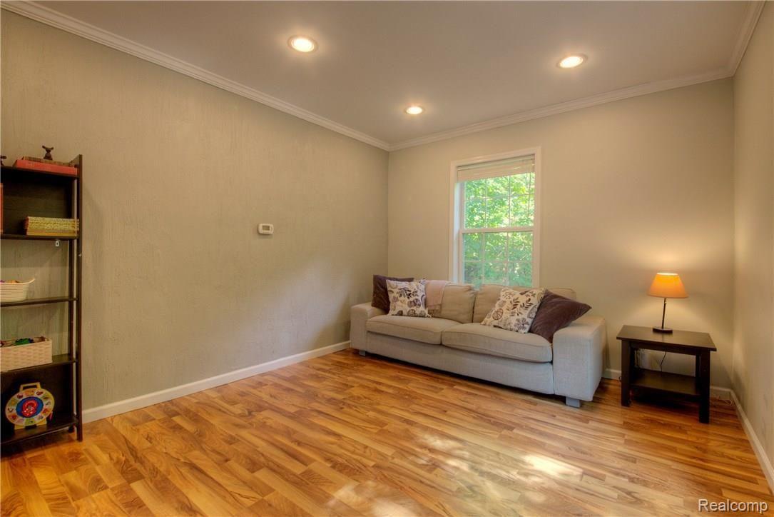 39510 Koppernick Road Canton, MI 48187 - Photo 10 of 31 9 Living.jpg