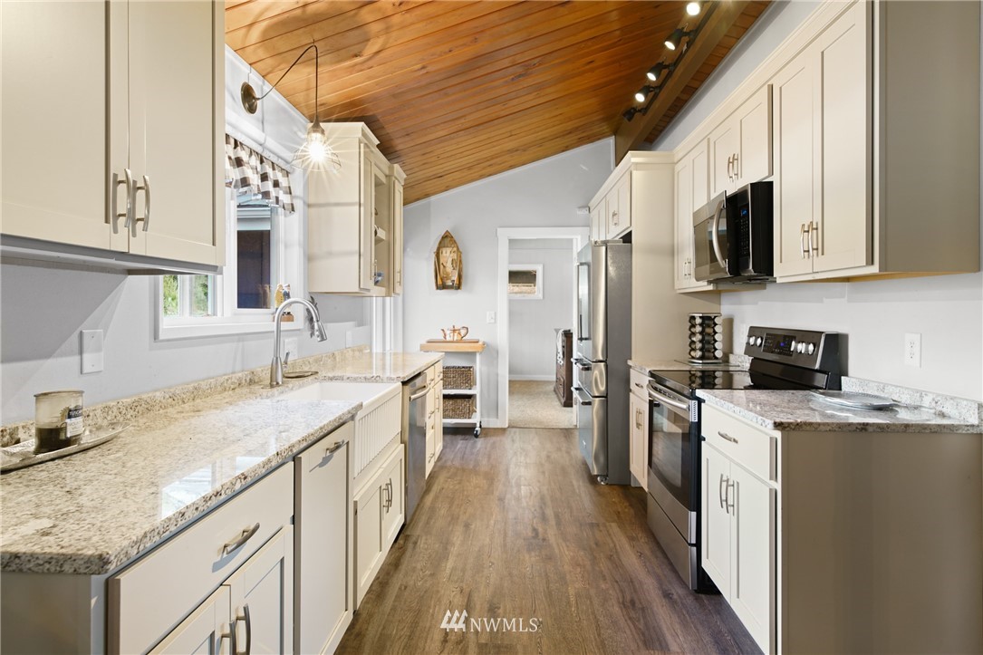 43825 Fir Road Gold Bar, WA 98251 - Photo 13 of 35 a kitchen with stainless steel appliances granite countertop a sink stove and refrigerator